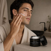 Application de La Crème Intense Hendiya sur le visage d'un homme, texture fondante à la figue de barbarie et à l'argan qui pénètre rapidement pour une peau hydratée et dynamisée au quotidien.