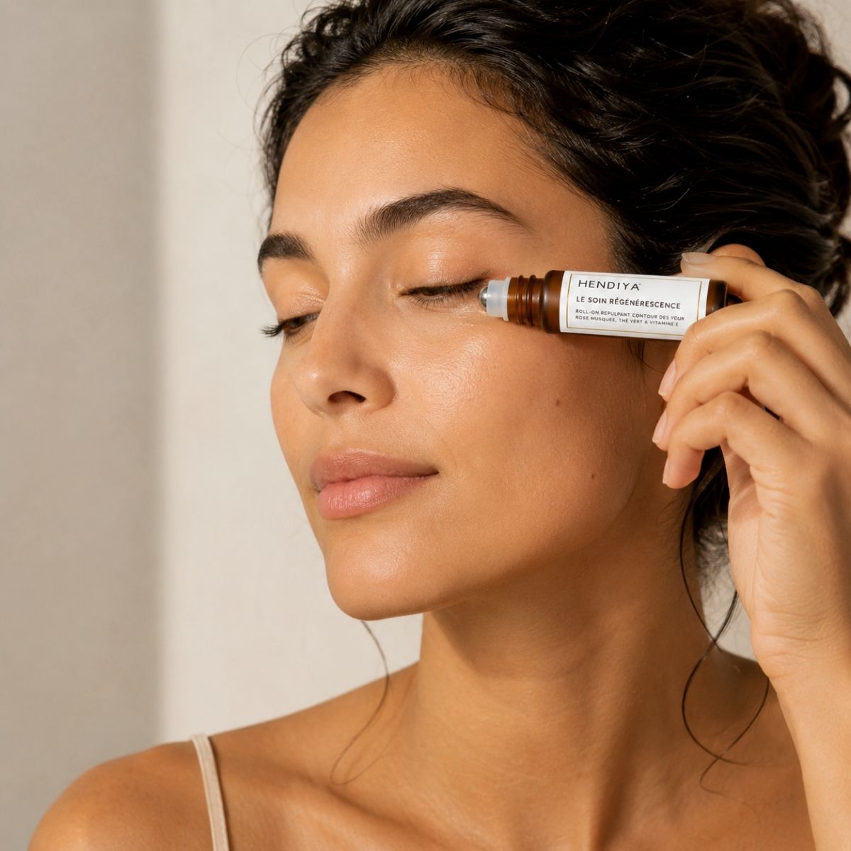 Application du roll-on Le Soin Régénérescence sur le contour des yeux, Hendiya® bio