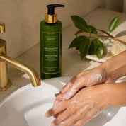 Application du gel lavant mains Sève de Cactus Hendiya® sur les mains